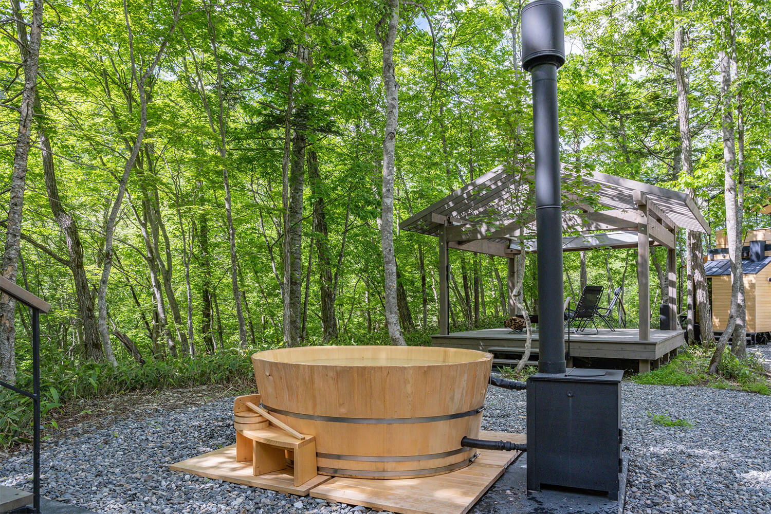 桶職人・中川周士氏によって製作された薪式の露天風呂浴槽