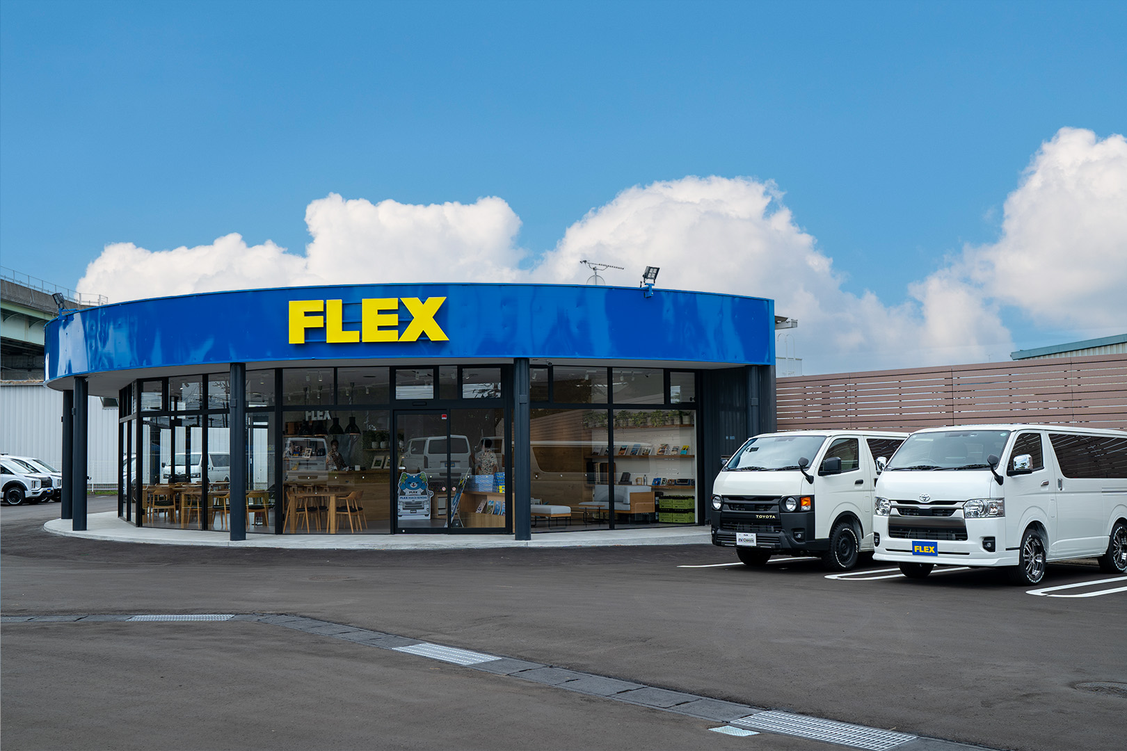 東北最大級のハイエース展示数を誇るハイエース仙台店が、ドッグラン併設店舗となってリニューアルオープン!!